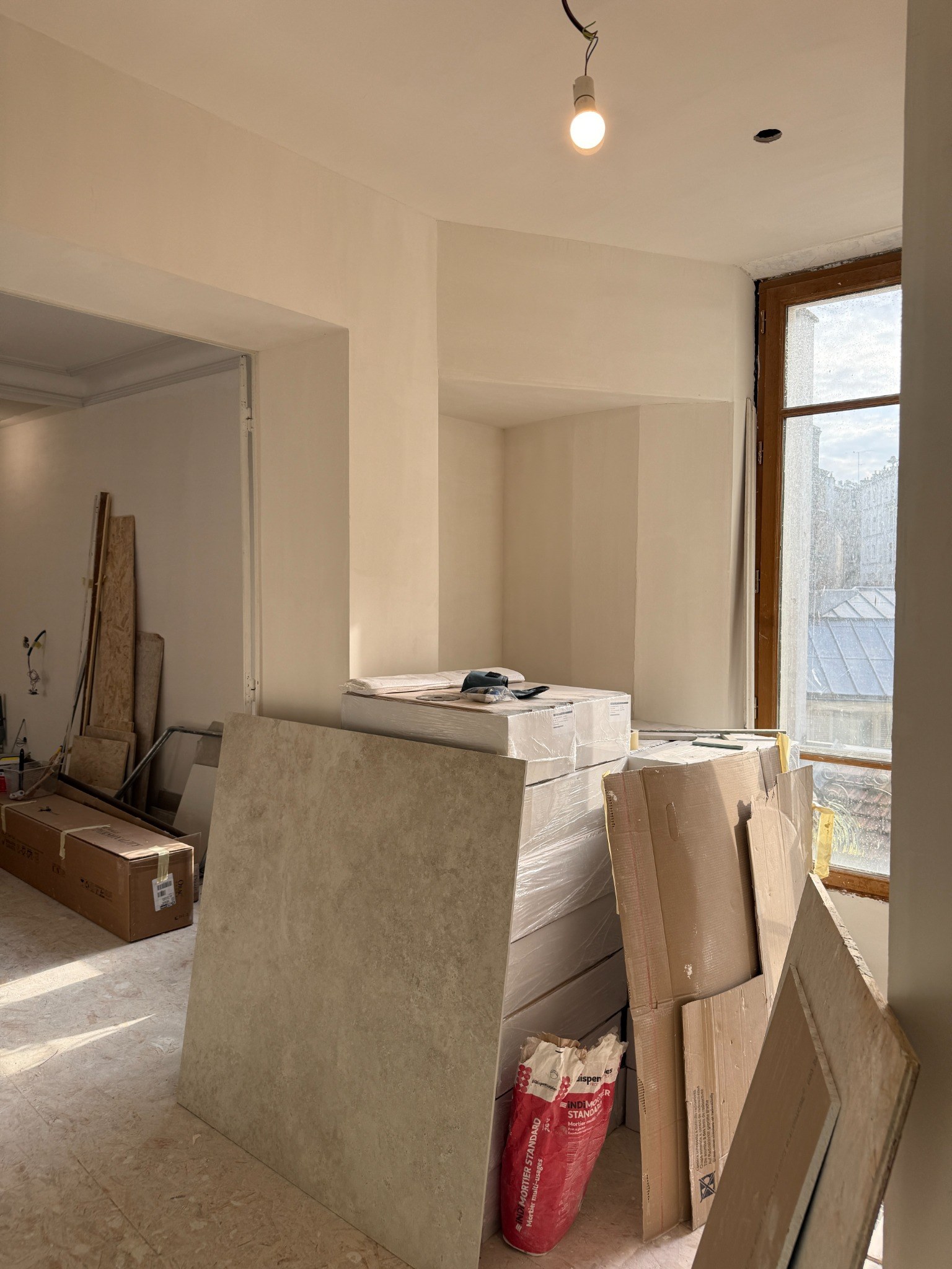 Chantier d’aménagement intérieur, matériaux et lumière naturelle